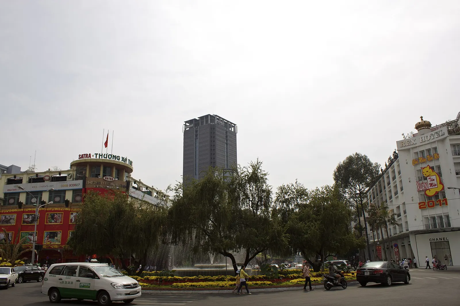 Roundabout at the Nguyễn Huệ–Lê Lợi intersection in Saigon