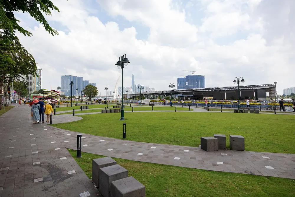 Lawn and walkway along Bạch Đằng Quay by the Saigon River