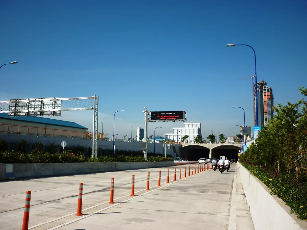 Riverside road near the Thủ Thiêm Tunnel entrance